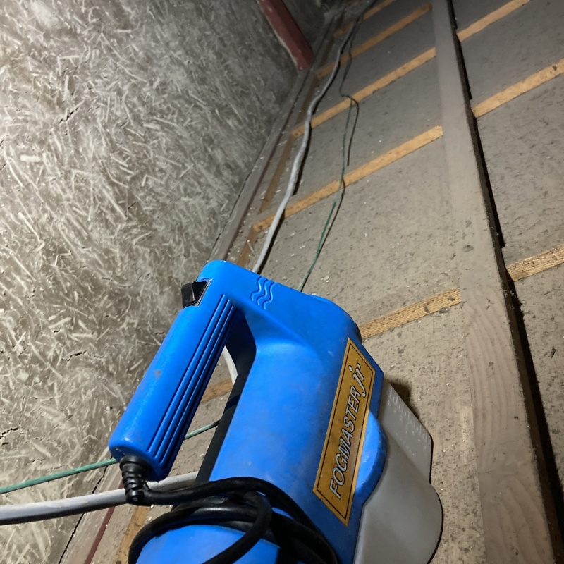 屋根裏に除菌剤を散布