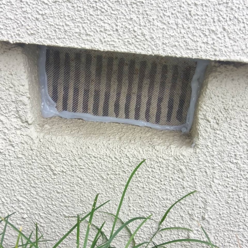 床下換気口をネットとパテで封鎖