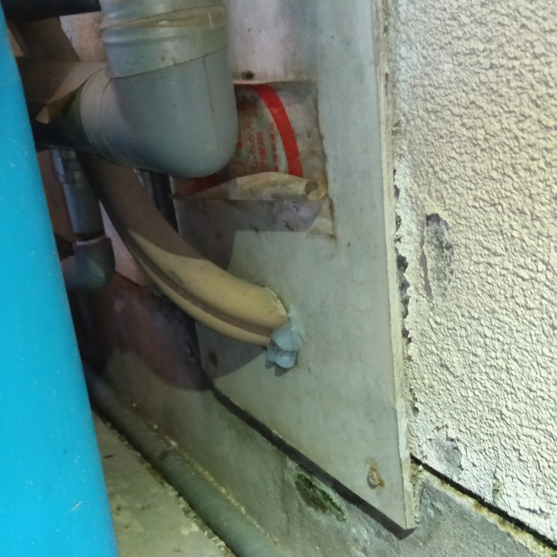 配管が通る穴のすき間を封鎖