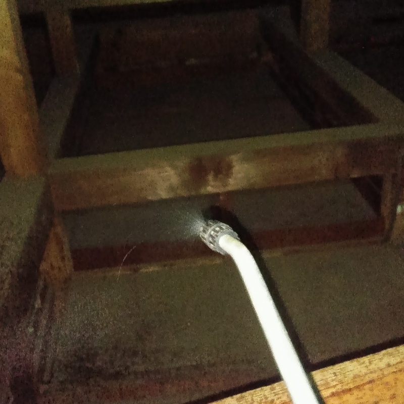 屋根裏に殺虫剤を噴射
