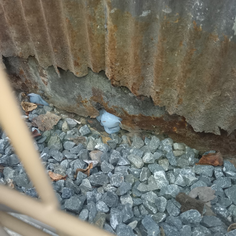 外壁と地面の間のすき間を封鎖