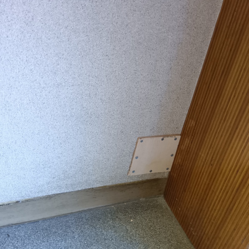 壁の穴を封鎖