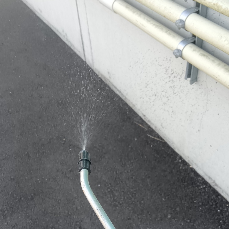 建物まわりに忌避剤を噴射