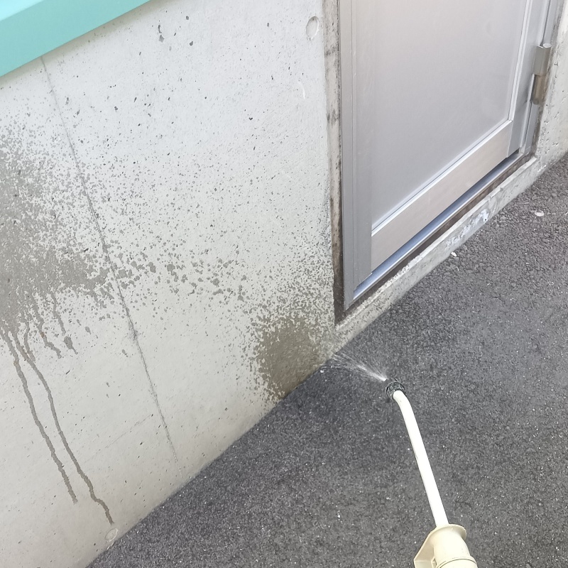 建物まわりに忌避剤を噴射