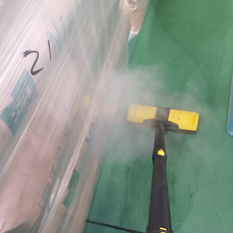 床に除菌剤を蒸気噴射