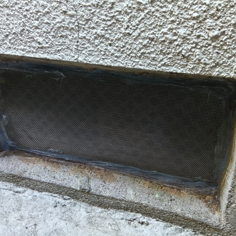 床下換気口をネットとパテで封鎖