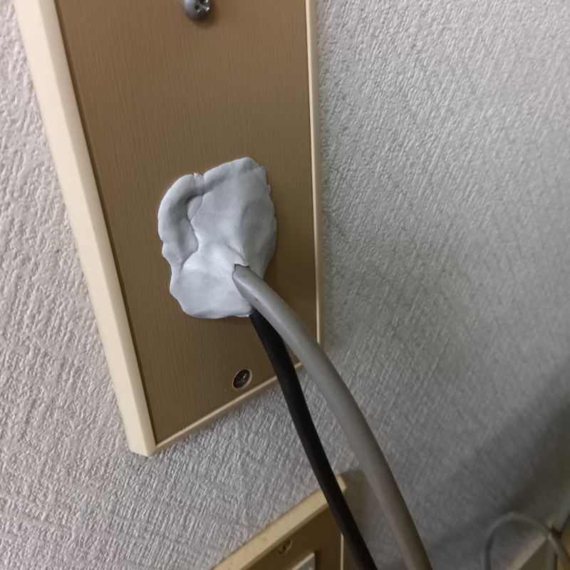 コンセントの配線の引き込み口を封鎖