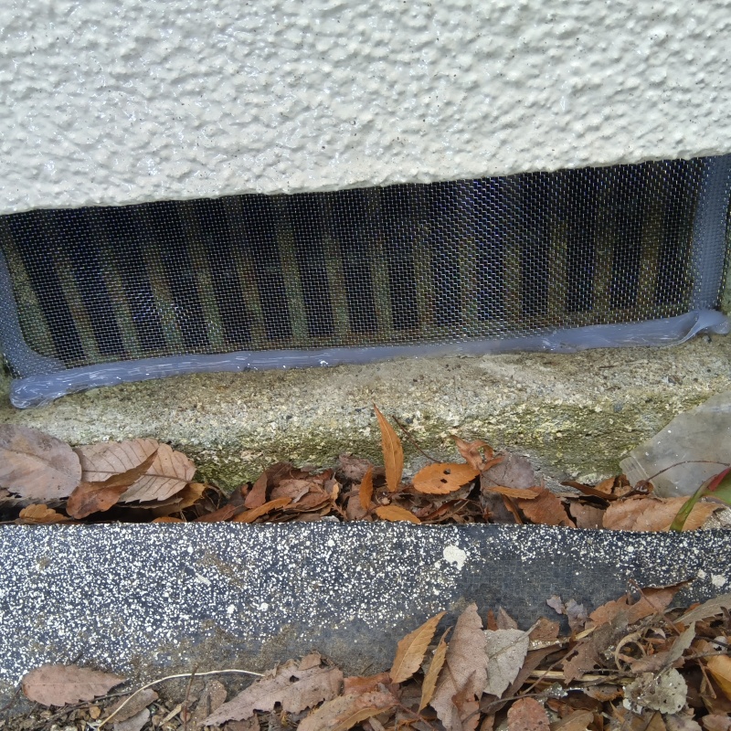 床下換気口をネットとパテで封鎖