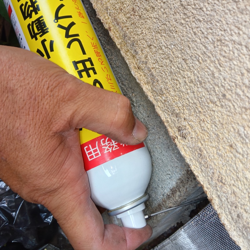 床下のすき間から忌避剤をスプレー