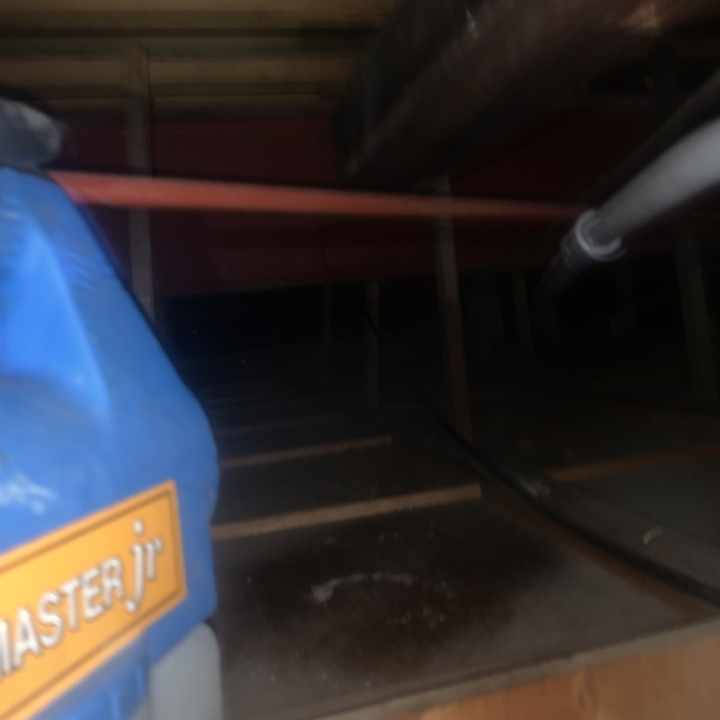 屋根裏に除菌剤を散布