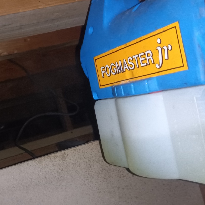 噴霧器で殺虫剤を散布