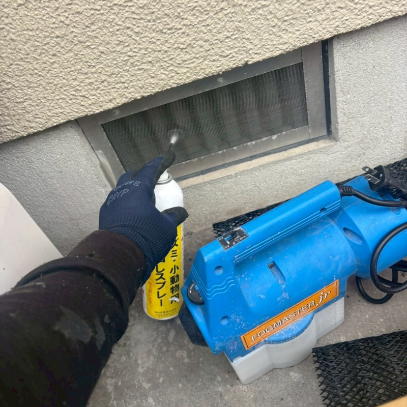 床下換気口から忌避剤をスプレー