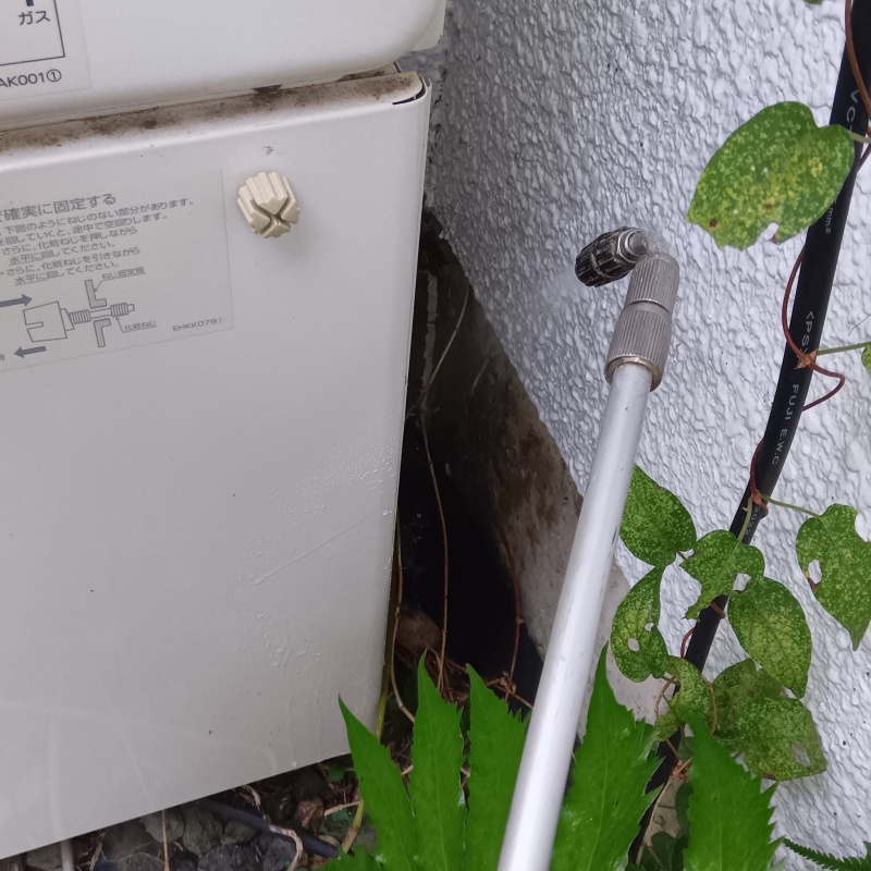 建物の外周に除菌・消臭剤を散布