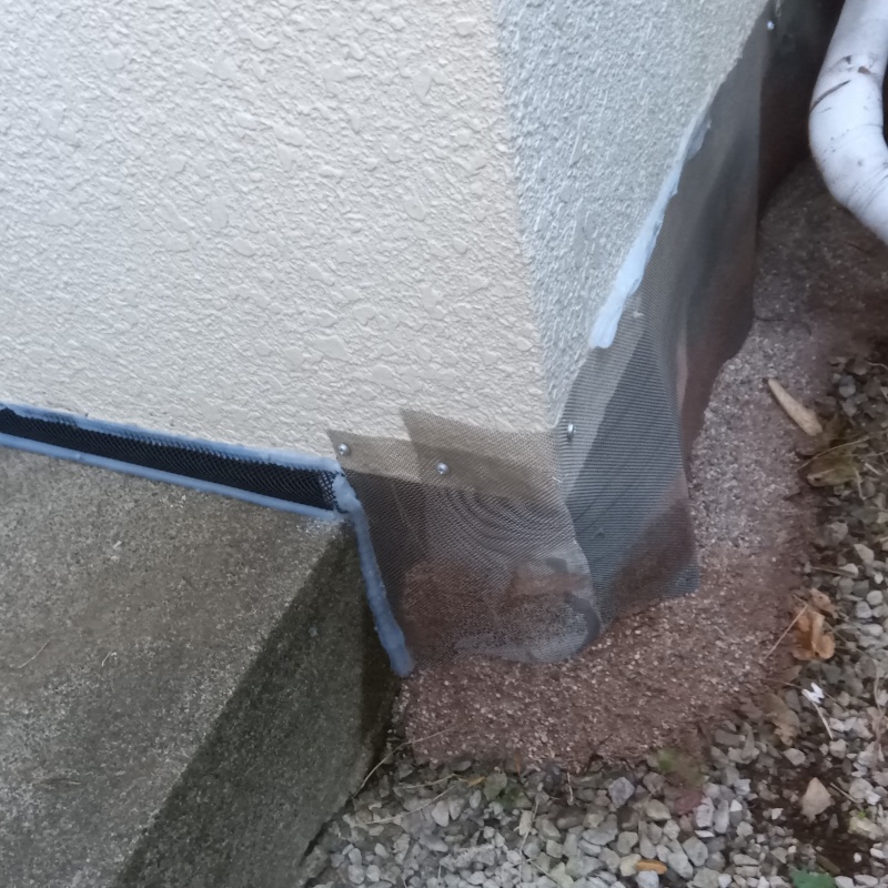 建物の外周にネットを設置
