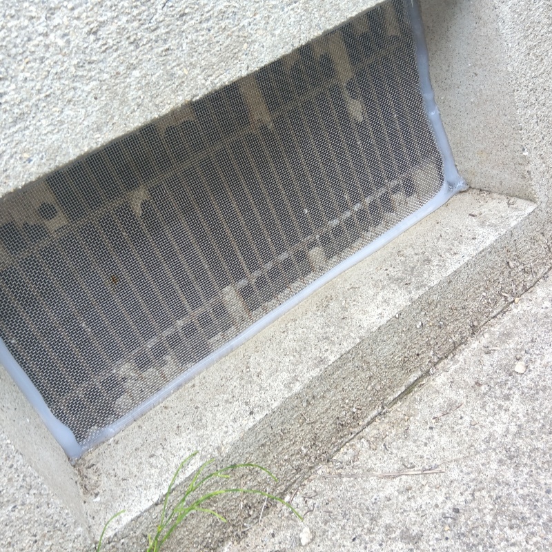 床下換気口をネットとパテで封鎖