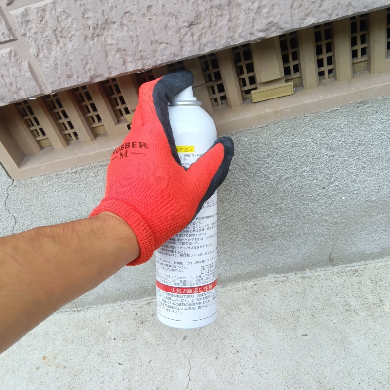 床下換気口から忌避剤をスプレー
