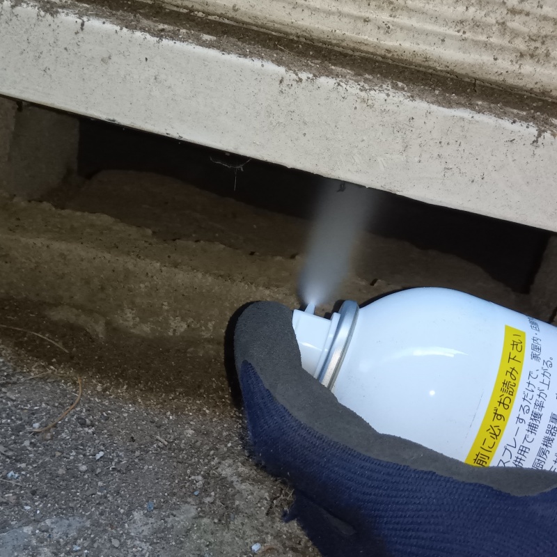 床下換気口から忌避剤をスプレー
