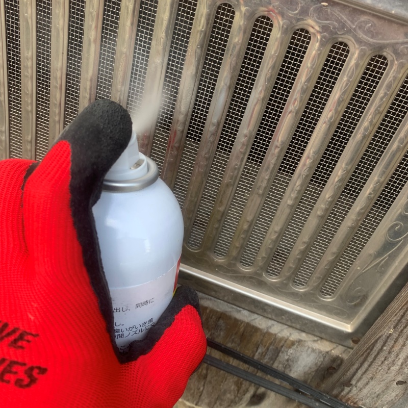 床下換気口から忌避剤をスプレー