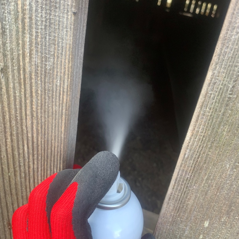 床下に忌避剤をスプレー