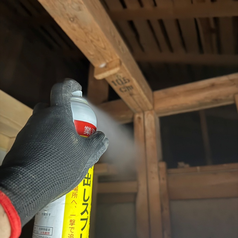天井裏に忌避剤をスプレー