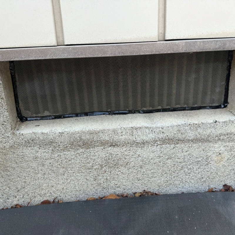床下換気口をネットとパテで封鎖