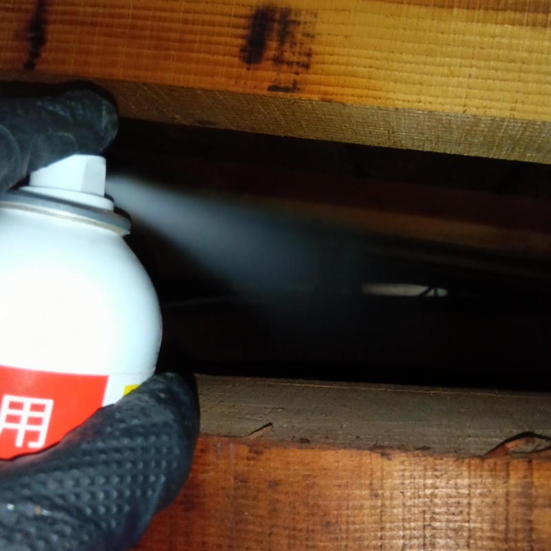 天井裏に忌避剤をスプレー