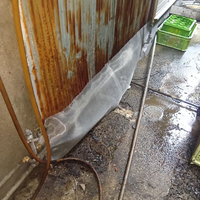 建物の外周にネットを設置