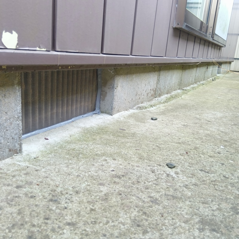 床下換気口をネットとパテで封鎖