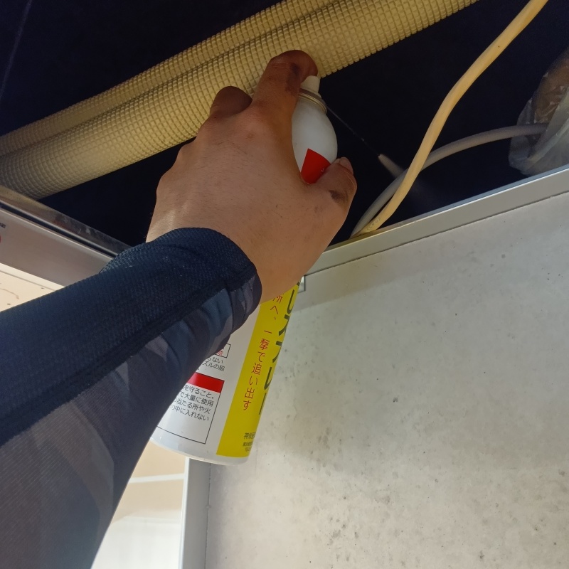 天井裏に忌避剤をスプレー