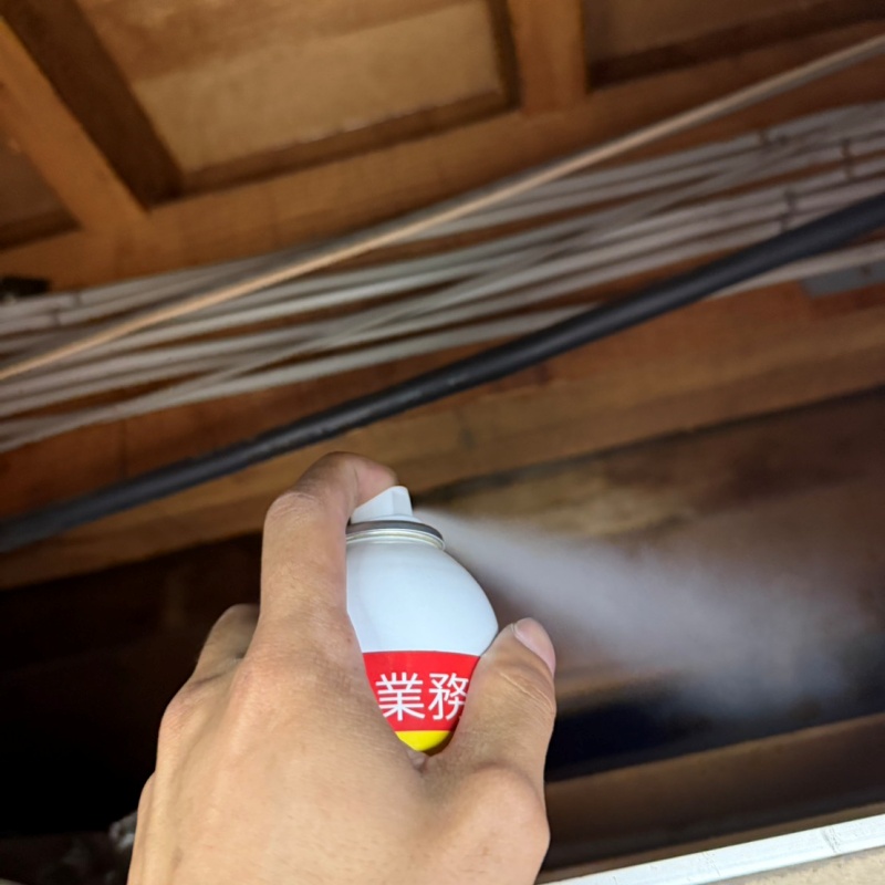 天井裏に忌避剤をスプレー