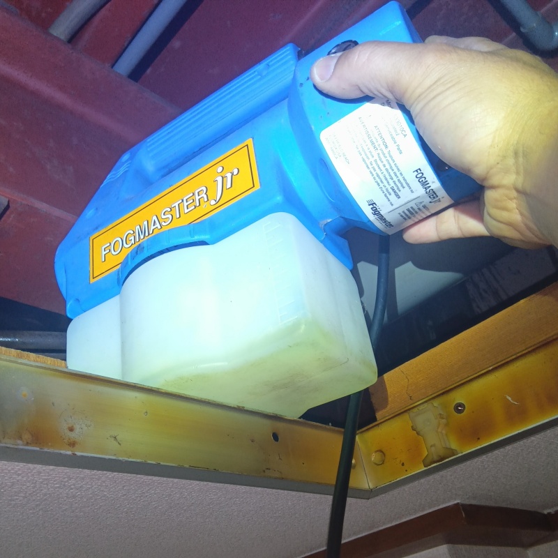 屋根裏に除菌剤を散布