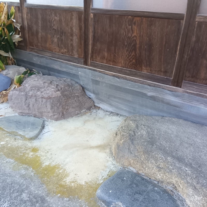 床下の開口部をネットで封鎖