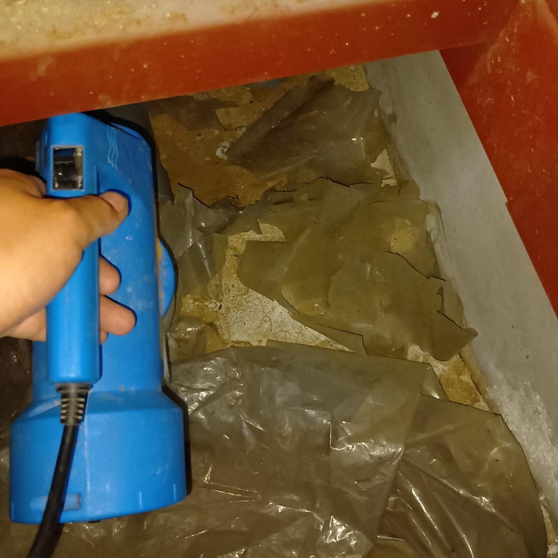 床下に除菌剤を散布