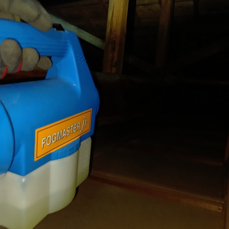 屋根裏に除菌剤を散布