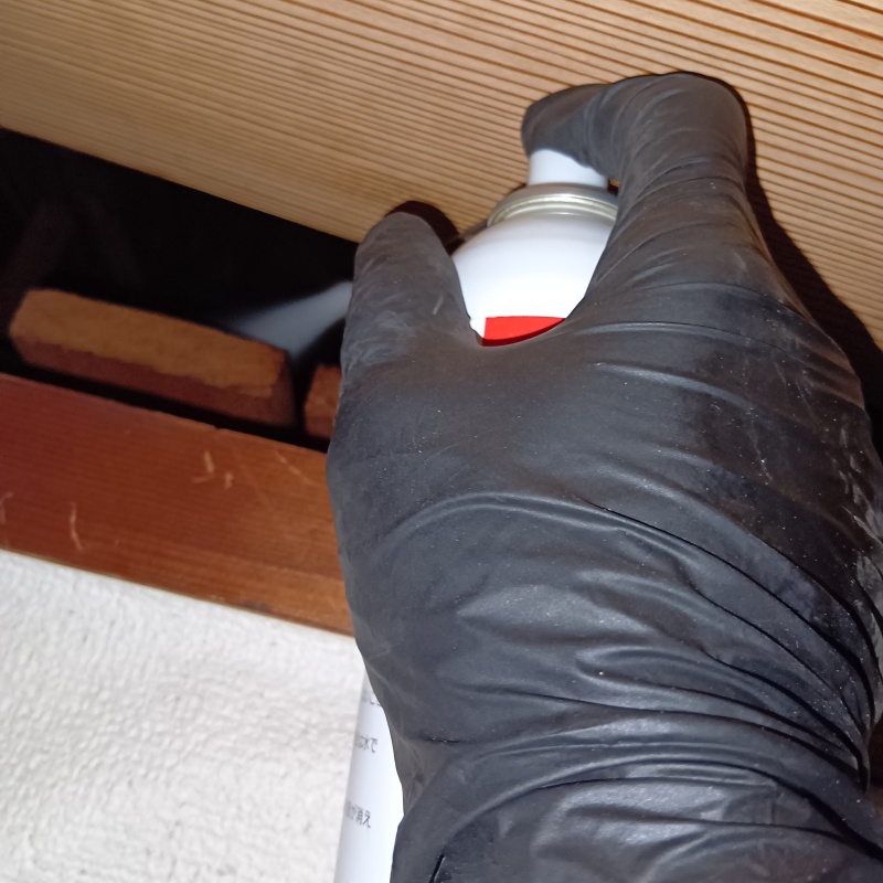 天井裏に忌避剤をスプレー