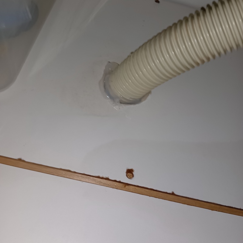 配管が通る穴のすき間を封鎖