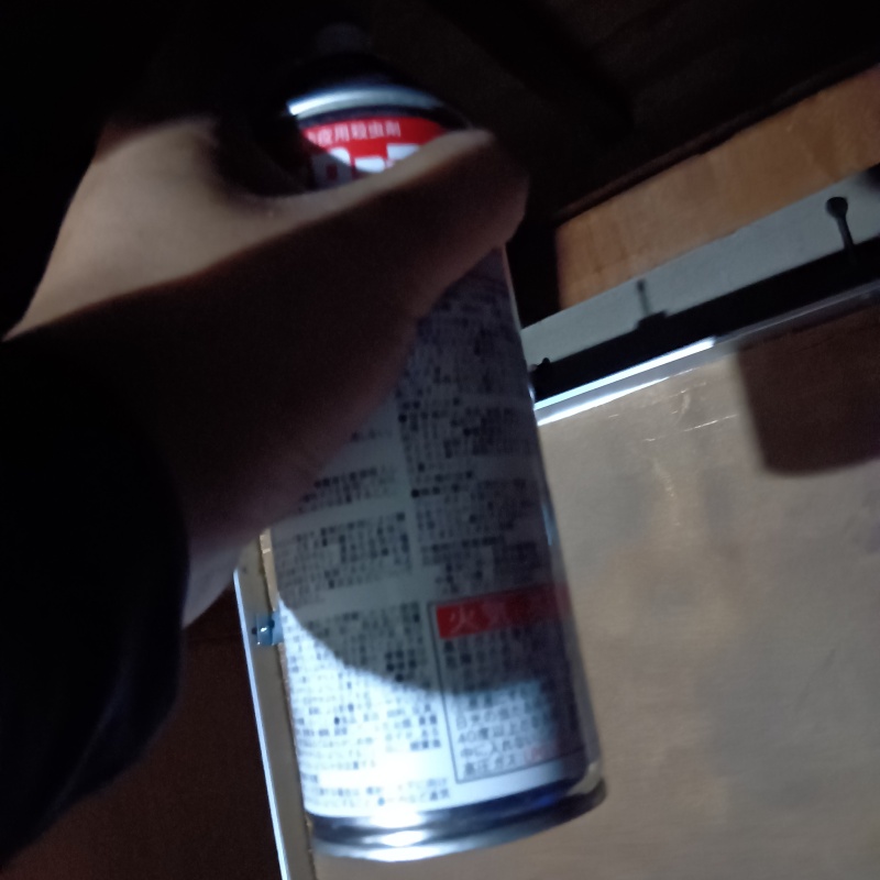 殺虫剤をスプレー