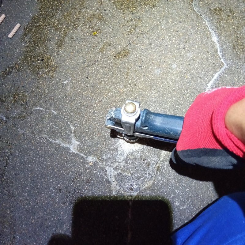 地面に防蟻剤を注入