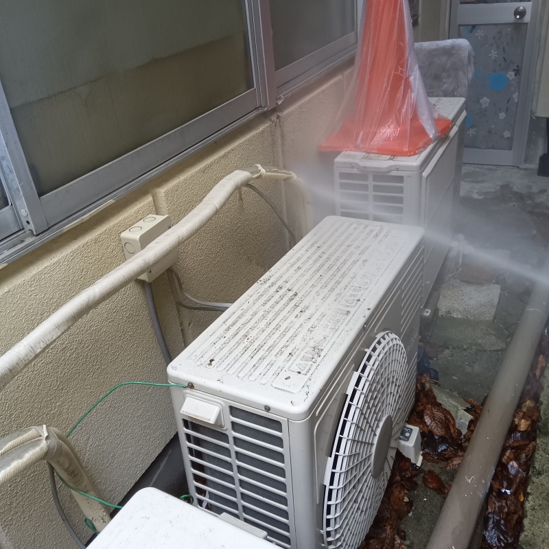 建物の外周に防蟻剤を散布