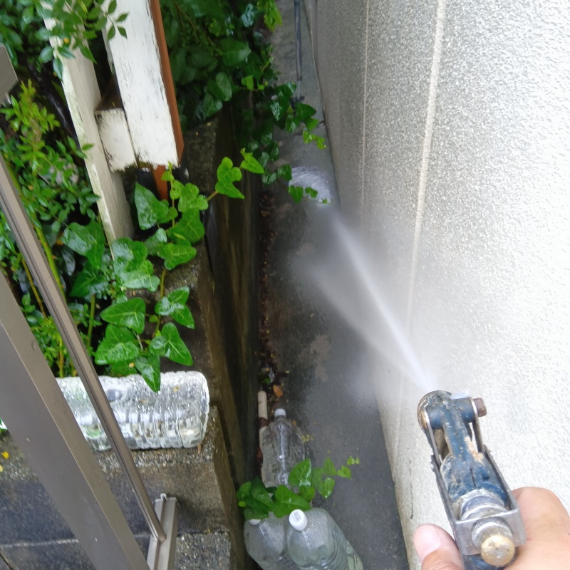 建物の外周に防蟻剤を散布