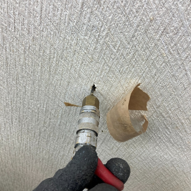 壁に防蟻剤を注入