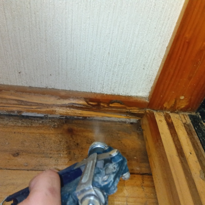 室内の木部にシロアリ駆除剤を注入