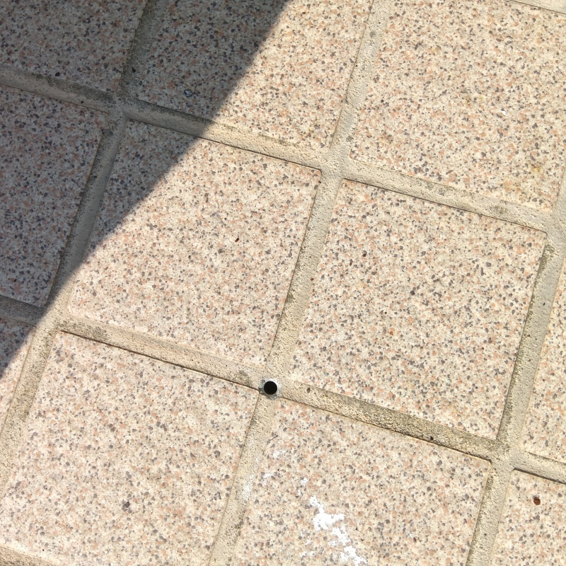 玄関床に穿孔処理用の穴を開ける