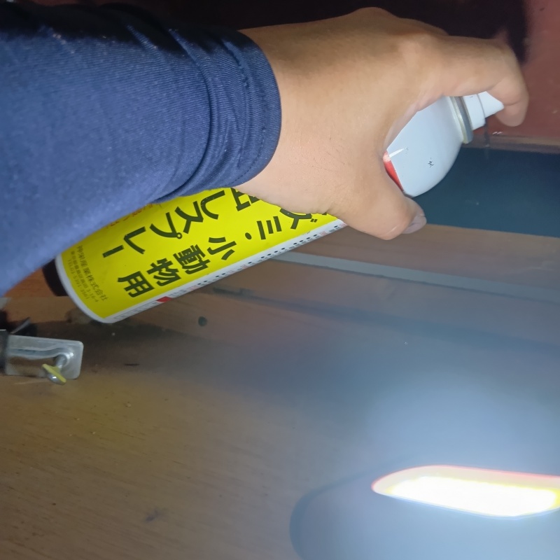 天井裏に忌避剤をスプレー