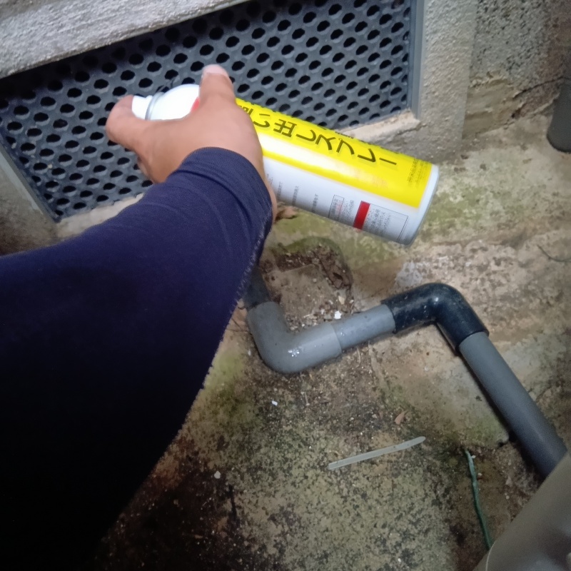 床下換気口から忌避剤をスプレー