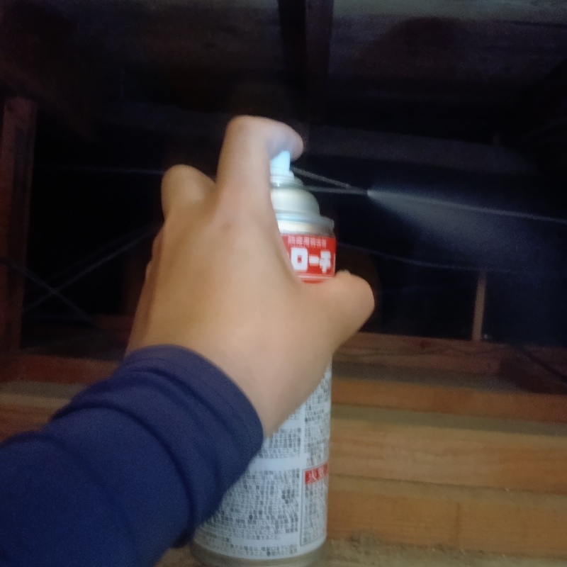 殺虫剤をスプレー
