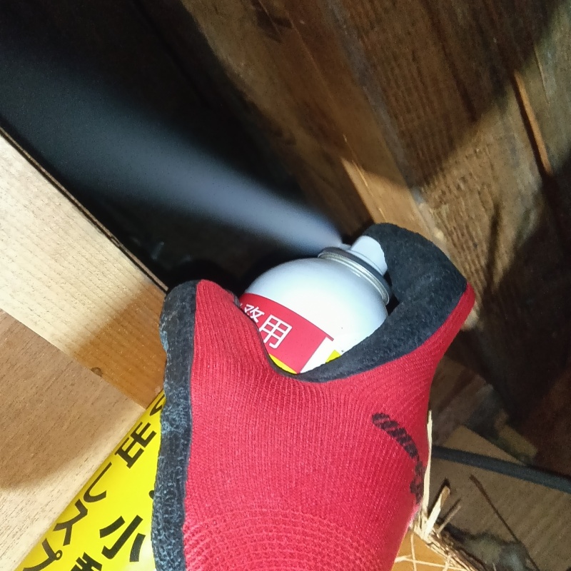 天井裏に忌避剤をスプレー
