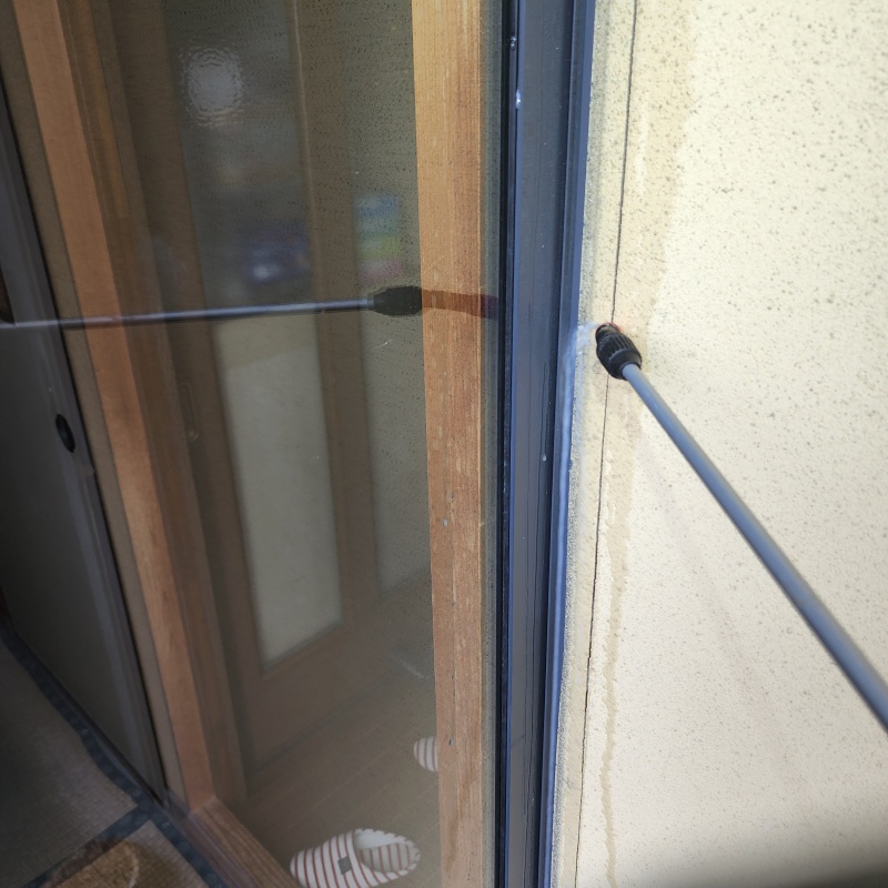 建物の外周に防蟻剤を散布