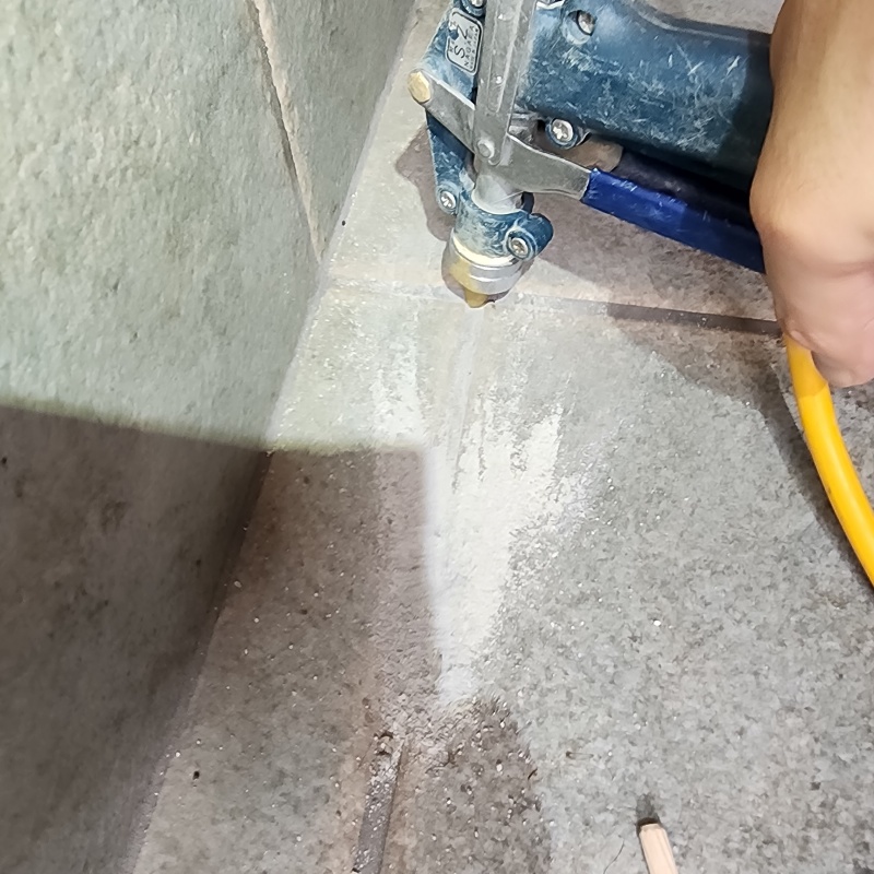 床に防蟻剤を注入