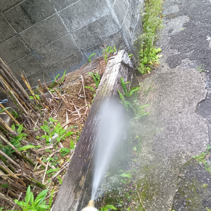 建物の外周にシロアリ駆除剤を散布